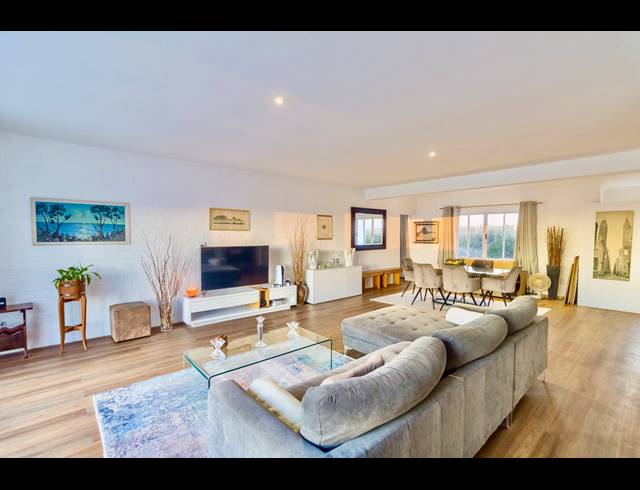 5 BEDROOM HOUSE FOR SALE IN GROTTO BAY